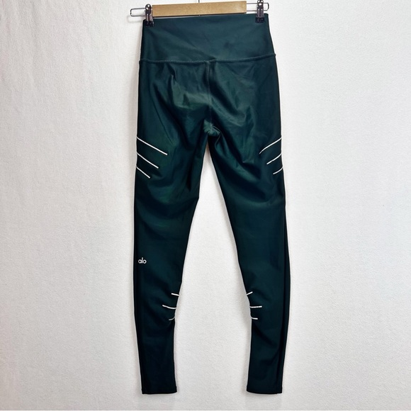 ALO Yoga Sequence Reflective Leggings in Forest Green - Picture 4 of 9